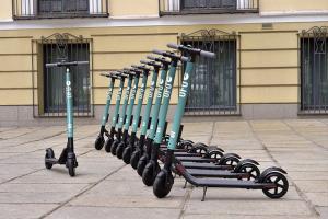 La DGT quiere que haya una edad mínima para conducir un patinete eléctrico