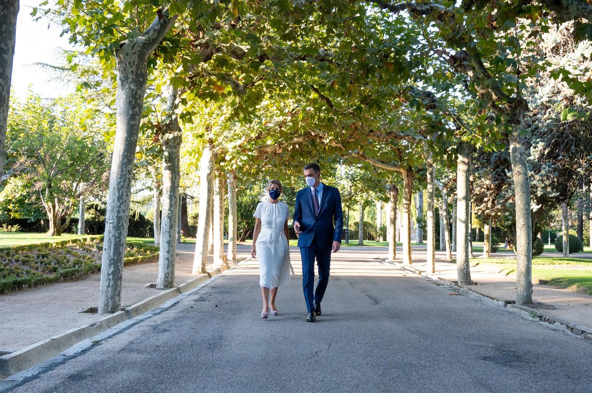 El presidente del Gobierno, Pedro Sánchez, y la vicepresidenta segunda, Yolanda Díaz, caminan juntos en La Moncloa. El presidente del Gobierno, Pedro Sánchez, y la vicepresidenta segunda, Yolanda Díaz, caminan juntos en La Moncloa.