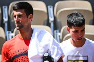 Novak Djokovic y Carlos Alcaraz, en un entrenamiento en las instalaciones de Roland Garros.
