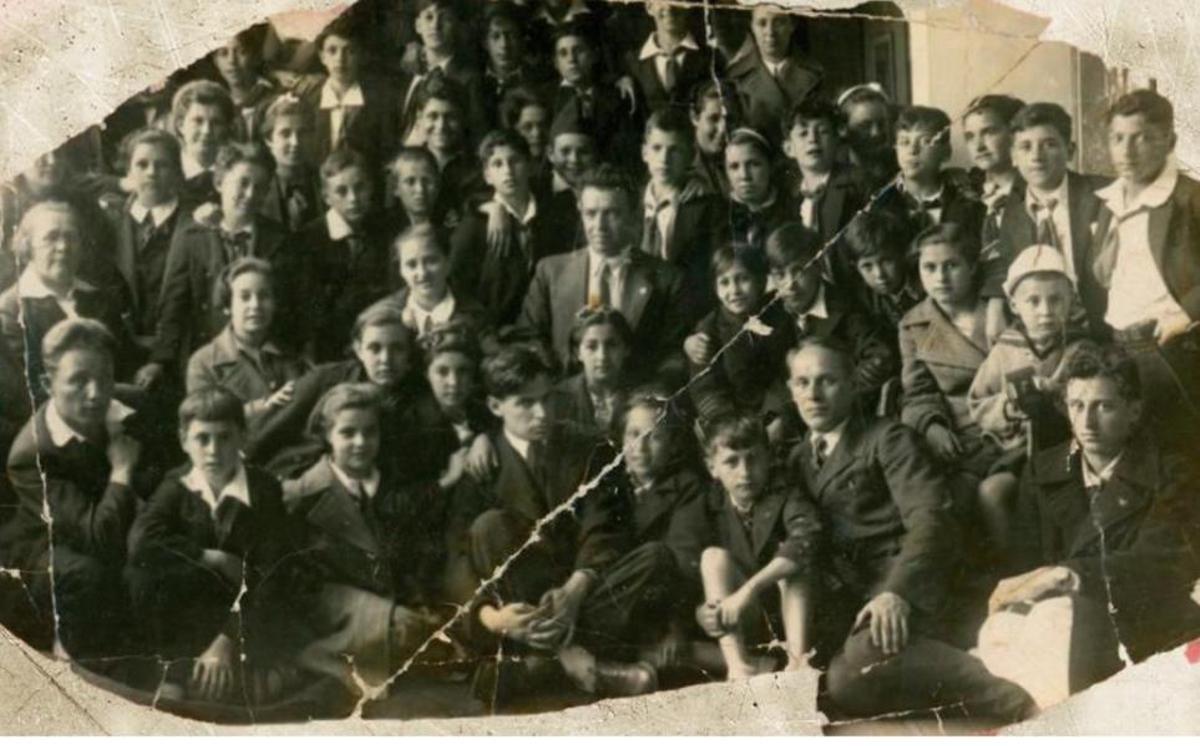 El maestro Valbuena, en el centro de la imagen, rodeado de niños, otros maestros y educadores en Leningrado en 1938.