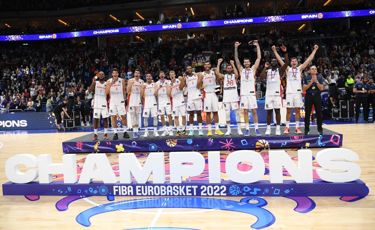 Los jugadores españoles celebran el oro logrado en el Eurobasket 2022.