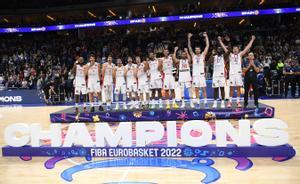 Los jugadores españoles celebran el oro logrado en el Eurobasket 2022.