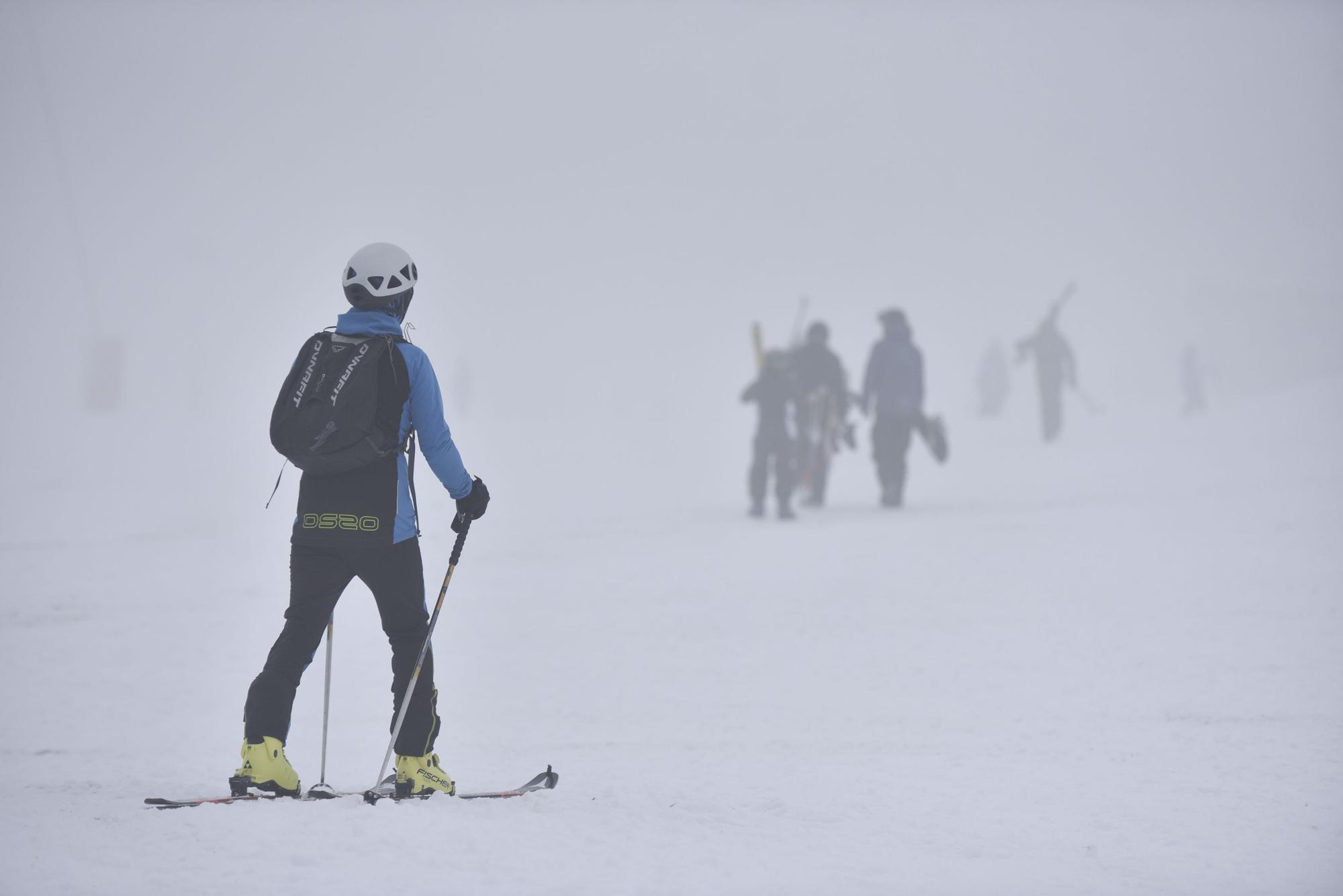 Consejos para ir a esquiar si eres principiante: sube y baja de la montaña  sin sufrir en el intento | El Periódico de España