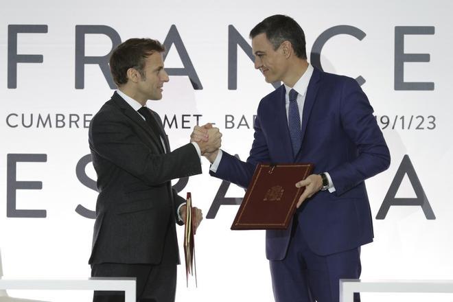 Emmanuel Macron y Pedro Sánchez, en la cumbre hispano-francesa en Barcelona.