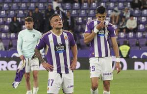 Los jugadores del Valladolid lamentan el descenso del equipo. 