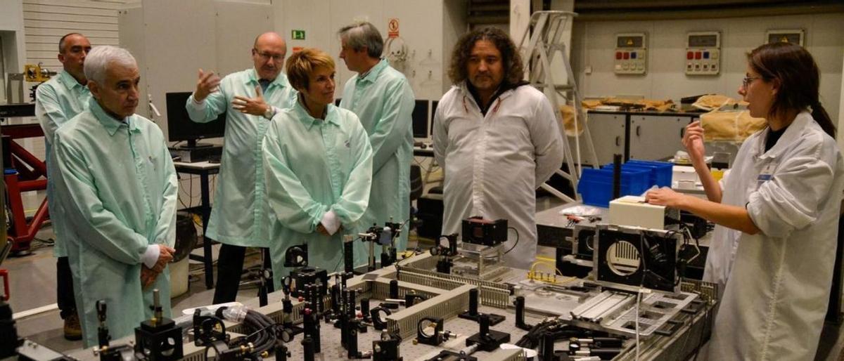 El comisionado del Perte Chip, Jaime Martorell (izquierda), junto a Elena Máñez en el Instituto de Astrofísica, en enero.