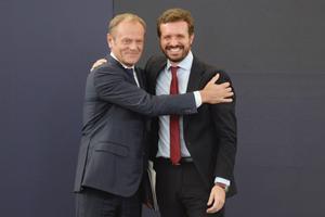 El líder del PP europeo, Donald Tusk, junto al presidente del PP Pablo Casado.