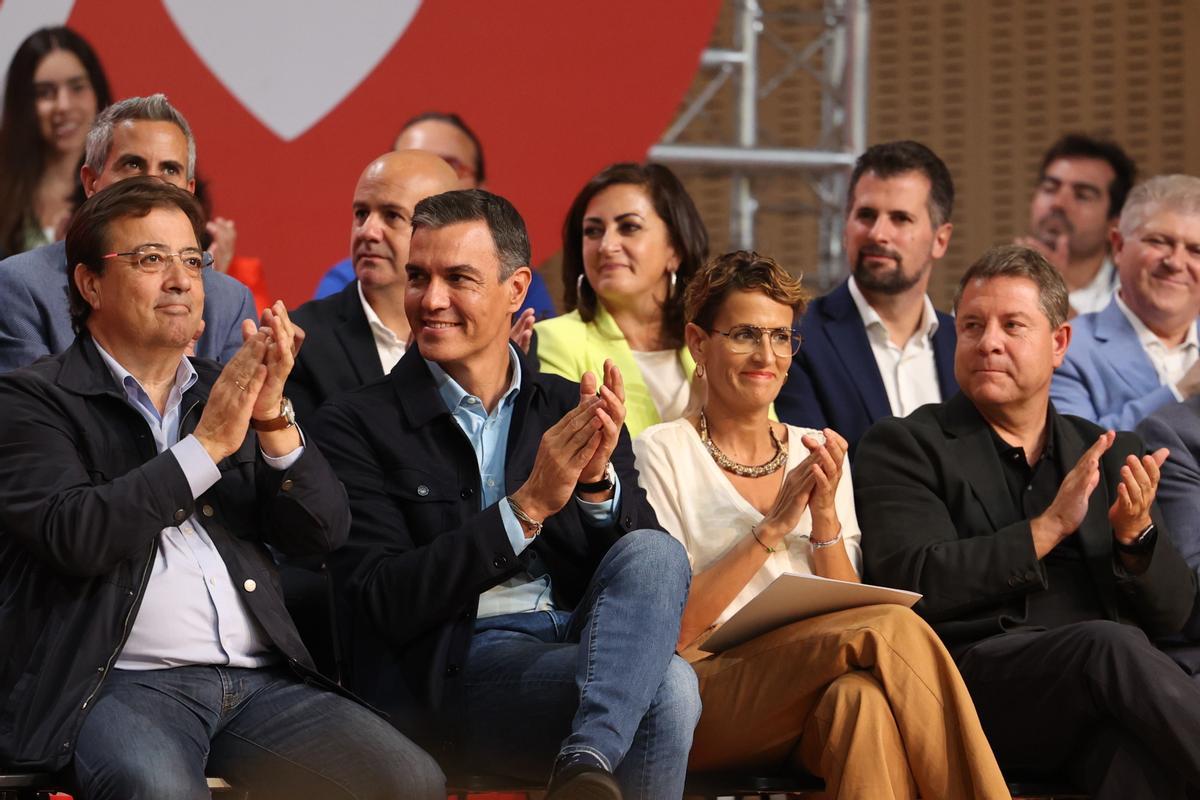 Sánchez arranca la carrera electoral: anuncia la rebaja del IVA del gas al 5% y 172 millones para Atención Primaria