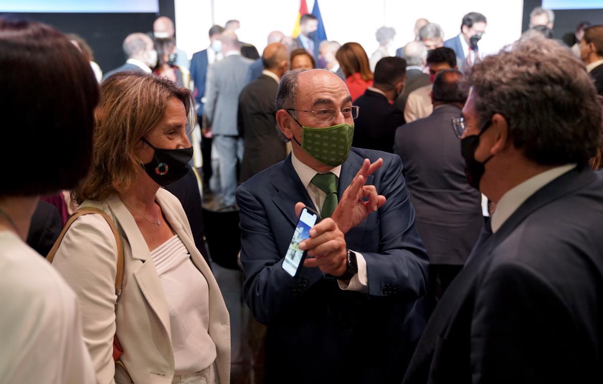 La vicepresidenta y ministra para la Transición Ecológica, Teresa Ribera, y el presidente de Iberdrola, Ignacio Sánchez Galán. 