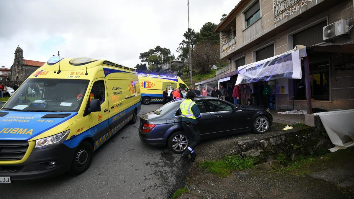 Dos muertos tras arrollar un coche a cuatro personas en una terraza de un bar en Pontevedra