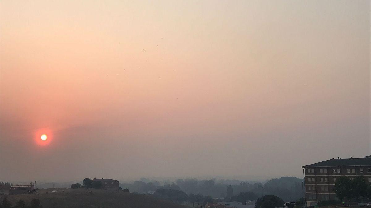 El humo sobre la ciudad de Zamora, esta mañana.