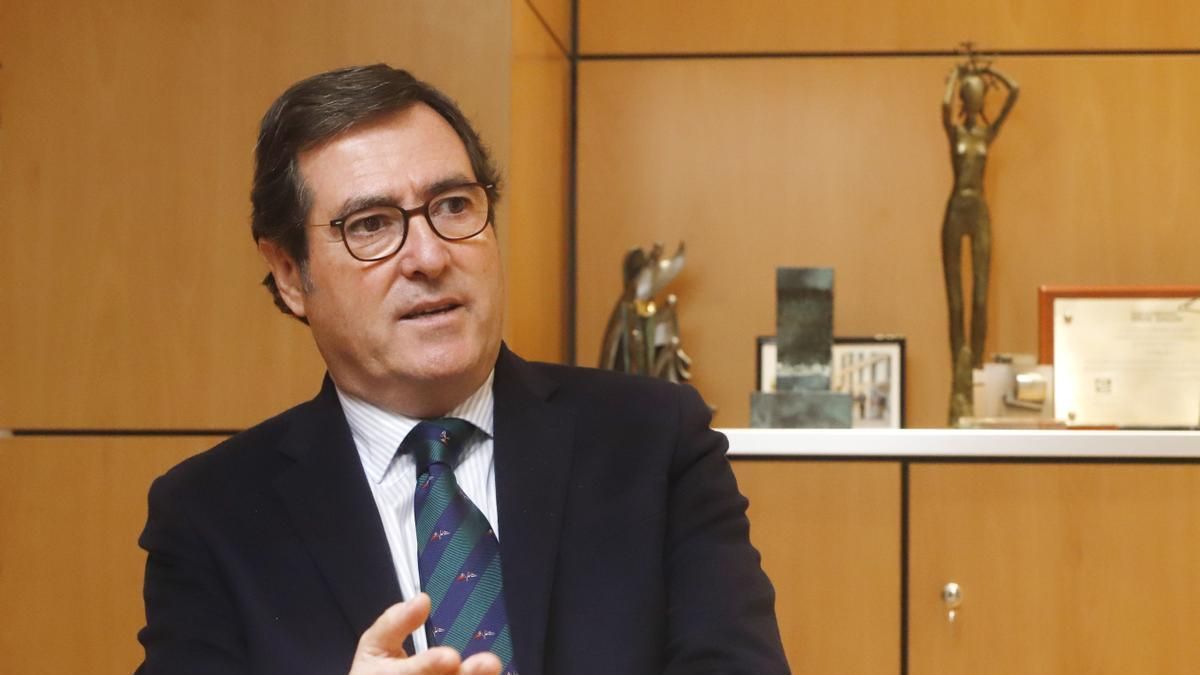Antonio Garamendi, el presidente de la patronal empresarial CEOE, en la sede de la organización aragonesa, durante la entrevista. Antonio Garamendi, el presidente de la patronal empresarial CEOE, en la sede de la organización aragonesa, durante la entrevista.