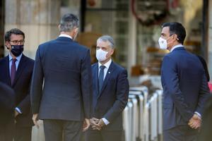 Feijóo junto a Urkullu, que saluda al Rey en presencia de Sánchez, en la Conferencia de Presidentes de este verano en Salamanca. 