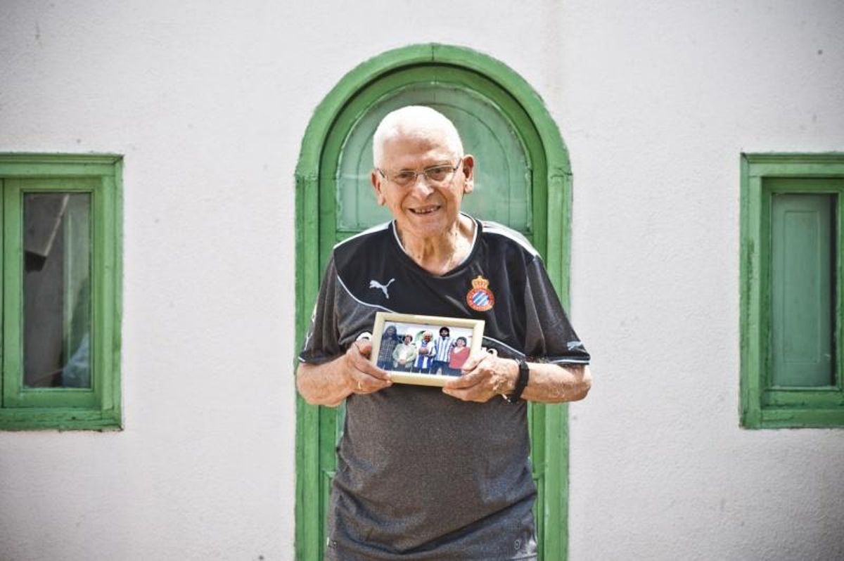 José Parra, con un retrato conmemorativo que le entregó el Espanyol. José Parra, con un retrato conmemorativo que le entregó el Espanyol.