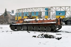 Cuerpo de soldado muerto entre la nieve en Járkov.