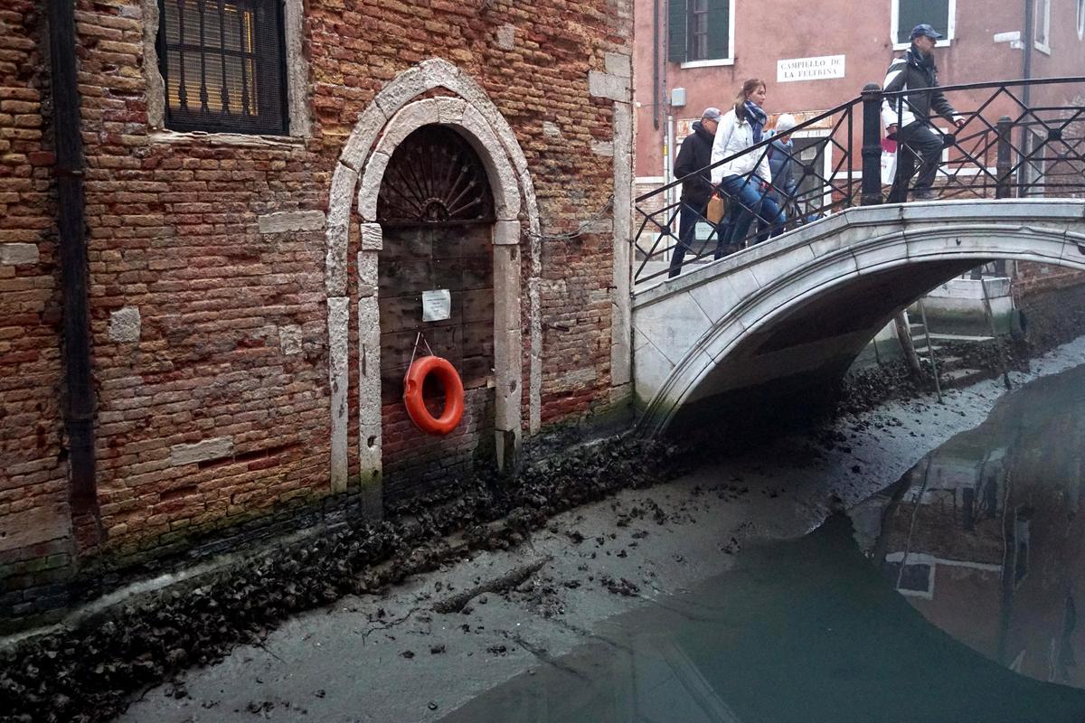 Venice (Italy), 17/02/2023.- An internal canal during a low tide in Venice, Italy, 17 February 2023. Venice has been struggling for many days with a low tide, which is beginning to create serious problems also for navigability. (Italia, Niza, Venecia) EFE/EPA/ANDREA MEROLA