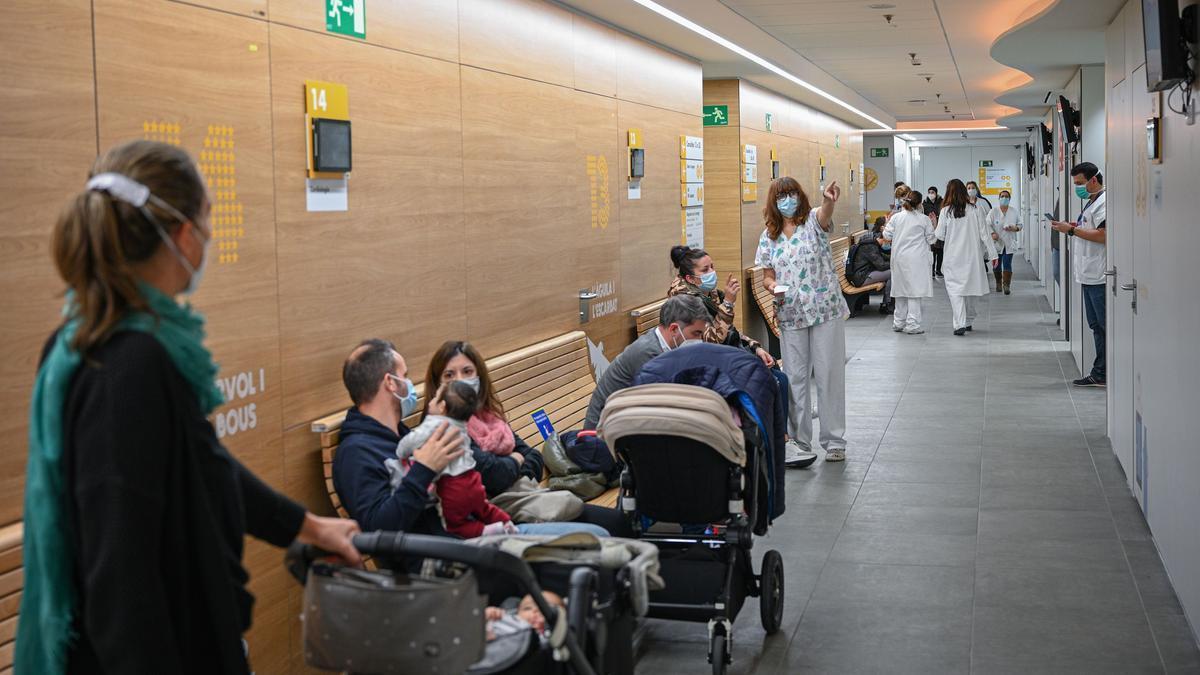 Sala de espera en el hospital materno-infantil de Vall d’Hebron, en Barcelona. Sala de espera en el hospital materno-infantil de Vall d’Hebron, en Barcelona.