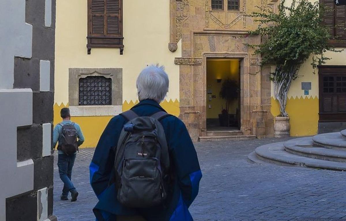 Un turista pasea por Las Palmas de Gran Canaria.