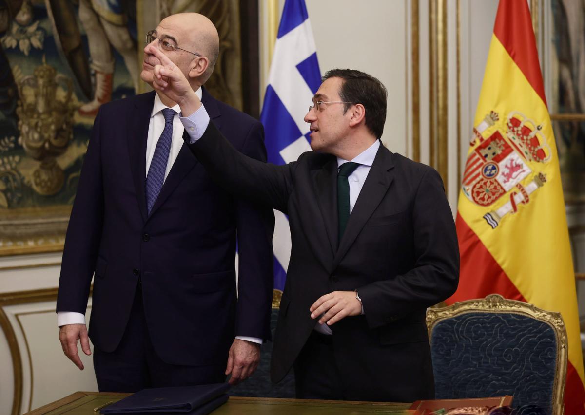 El Ministro de Asuntos Exteriores de la República Helénica de Grecia, Nikolaos Dendias (i) y el ministro de Asuntos Exteriores, Unión Europea y Cooperación, José Manuel Albares (d), a su llegada al Palacio de Viana, a 5 de mayo de 2022, en Madrid (España). 