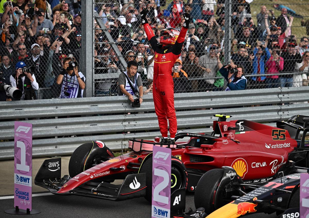Carlos Sainz celebra encima de su Ferrari el triunfo logrado en el GP de Gran Bretaña 2022. Carlos Sainz celebra encima de su Ferrari el triunfo logrado en el GP de Gran Bretaña 2022.