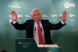 El actual primer ministro y líder de los socialistas portugueses, António Costa, celebra la victoria electoral en Lisboa.