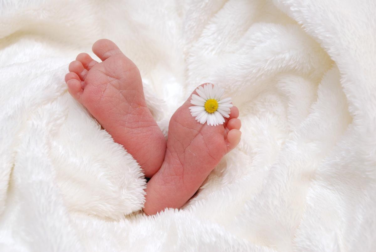 Los pies de un bebé recién nacido