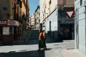 Dos mujeres pasean por la calle de la Cabeza, en Madrid. 