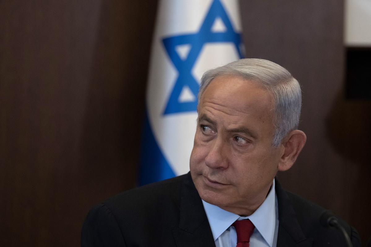 El primer ministro israelí, Benjamin Netanyahu, en la reunión del gabinete previo al anuncio de la destitución de Neri. EFE/EPA/Maya Alleruzzo / POOL