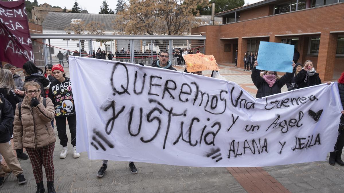 Manifestación en el instituto Llobregat de Sallent por el suicidio.