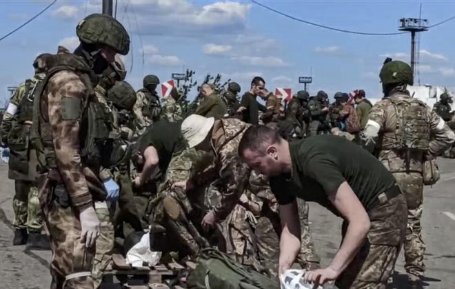 Imagen tomada de un vídeo difundido por el servicio de prensa del Ministerio de Defensa de Rusia que muestra a soldados rusos y ucranianos tras el fin del asedio de la acería de Azovstal, en Mariúpol, Ucrania.