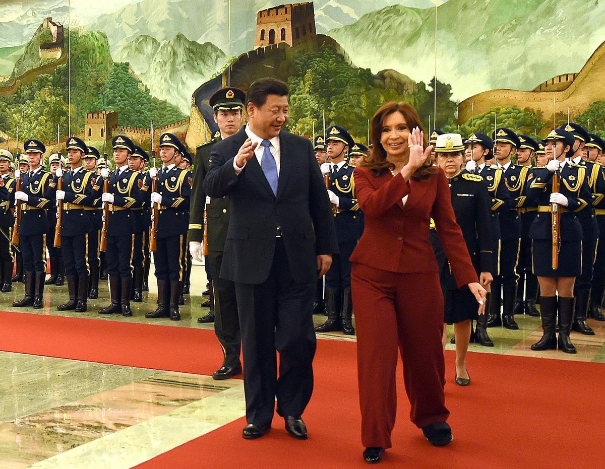 Xi Jinping, presidente chino, y Cristina Kirchner, presidenta argentina, saludan durante un encuentro en Pekín en 2015.