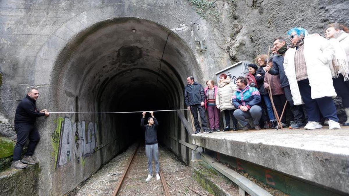 EN IMÁGENES: Un grupo de vecinos de Cudillero protagoniza una medición irónica para informar a Renfe y Adif de las dimensiones reales de un túnel de Feve EN IMÁGENES: Un grupo de vecinos de Cudillero protagoniza una medición irónica para informar a Renfe y Adif de las dimensiones reales de un túnel de Feve