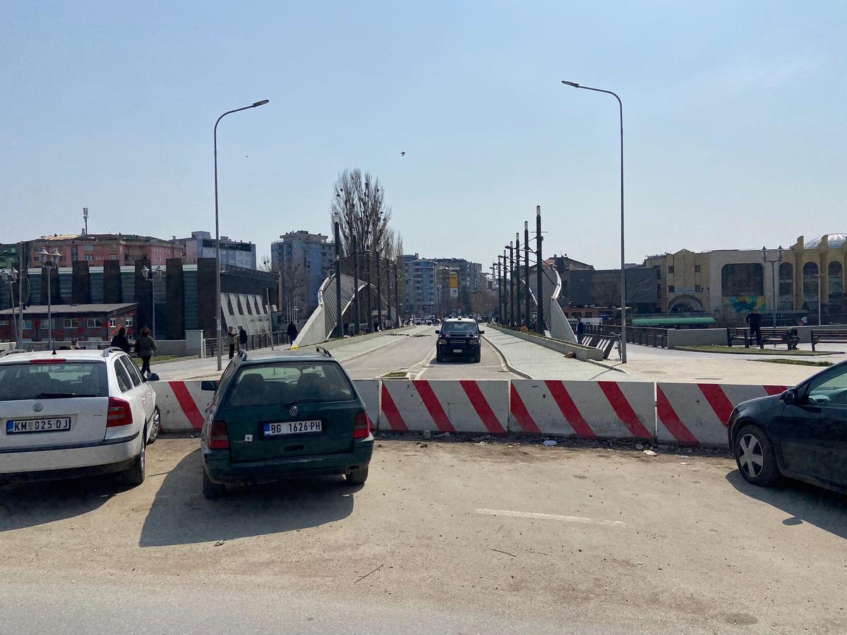 Este es el puente que une las zonas serbia y albanesa en la ciudad de Mitrovica