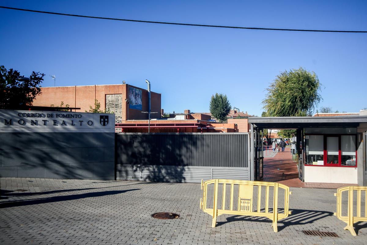Puertas del colegio Montealto de Madrid, donde murió la niña atropellada.