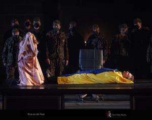 El Teatro Real homenajea a las víctimas de la guerra en Ucrania en la última función de ’El ocaso de los dioses’.
