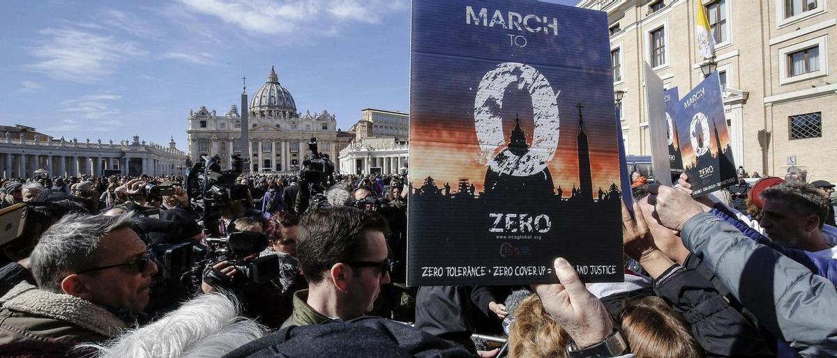 Activistas protestan frente al Vaticano en la cumbre de la Iglesia en 2019 sobre los casos de abusos sexuales.