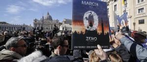 Activistas protestan frente al Vaticano en la cumbre de la Iglesia en 2019 sobre los casos de abusos sexuales.