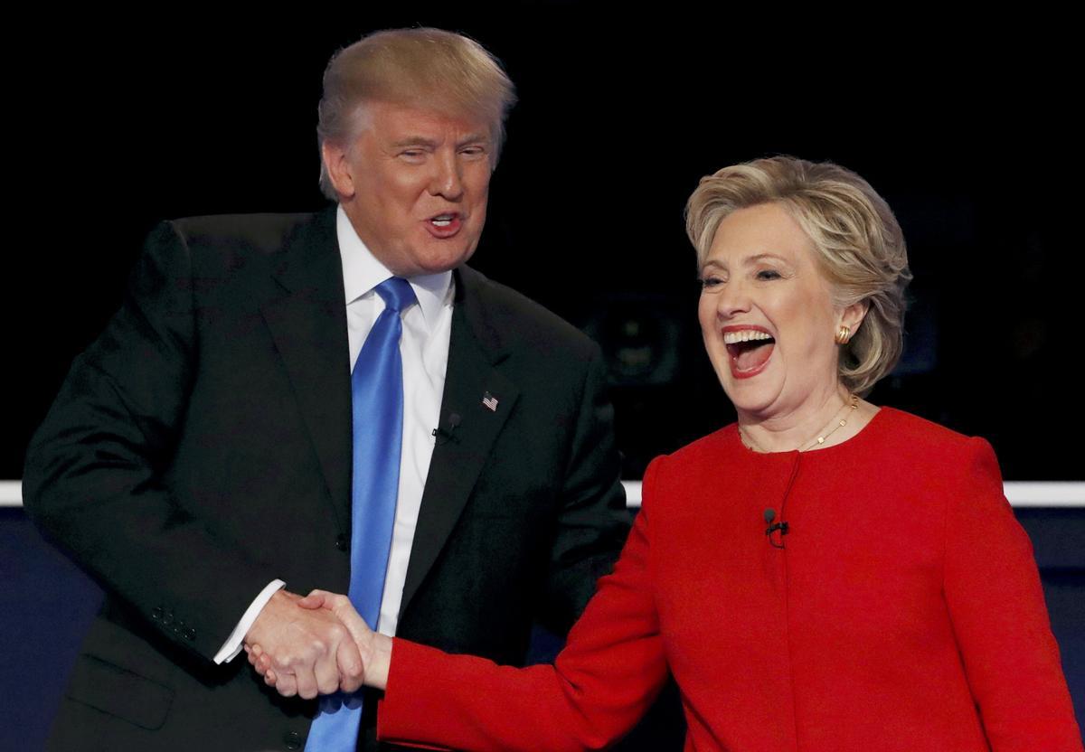 Nueva York, septiembre de 2016.- El candidato republicano Donald Trump estrecha la mano de la demócrata Hillary Clinton