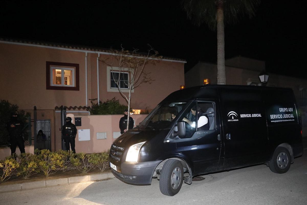 La Policía Nacional investiga la muerte de una pareja, un hombre de 65 años y una mujer de 64, cuyos cuerpos sin vida han sido localizados en una vivienda de La Línea de la Concepción (Cádiz), con heridas mortales causadas por disparos. EFE/A.Carrasco Ragel La Policía Nacional investiga la muerte de una pareja, un hombre de 65 años y una mujer de 64, cuyos cuerpos sin vida han sido localizados en una vivienda de La Línea de la Concepción (Cádiz), con heridas mortales causadas por disparos. EFE/A.Carrasco Ragel