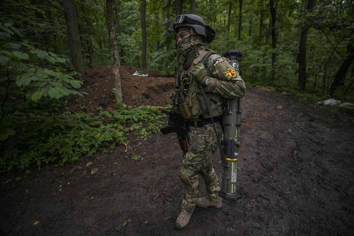 Un soldado carga con un lanzagranadas cerca de una trinchera en medio de un bosque en Ucrania, el pasado 6 de junio. 