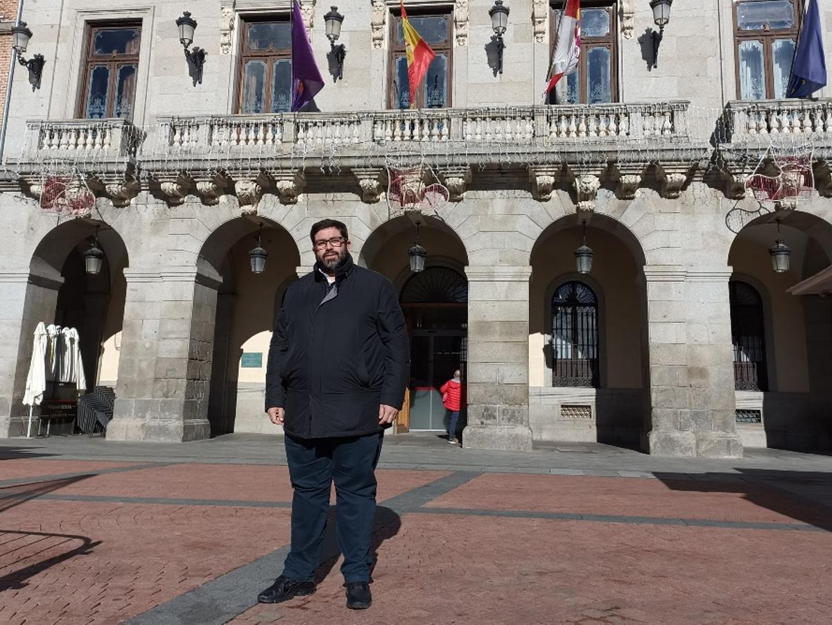 Jesús Manuel Sánchez Cabrera, alcalde de Ávila, posa frente al Ayuntamiento.