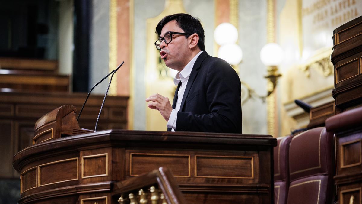 El diputado de En Comú Podem en el Congreso, Gerardo Pisarello, interviene en una sesión plenaria en el Congreso de los Diputados.