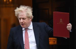 El primer ministro británico, Boris Johnson, a su salida de Downing Street, el lunes 21 de febrero de 2022. 
