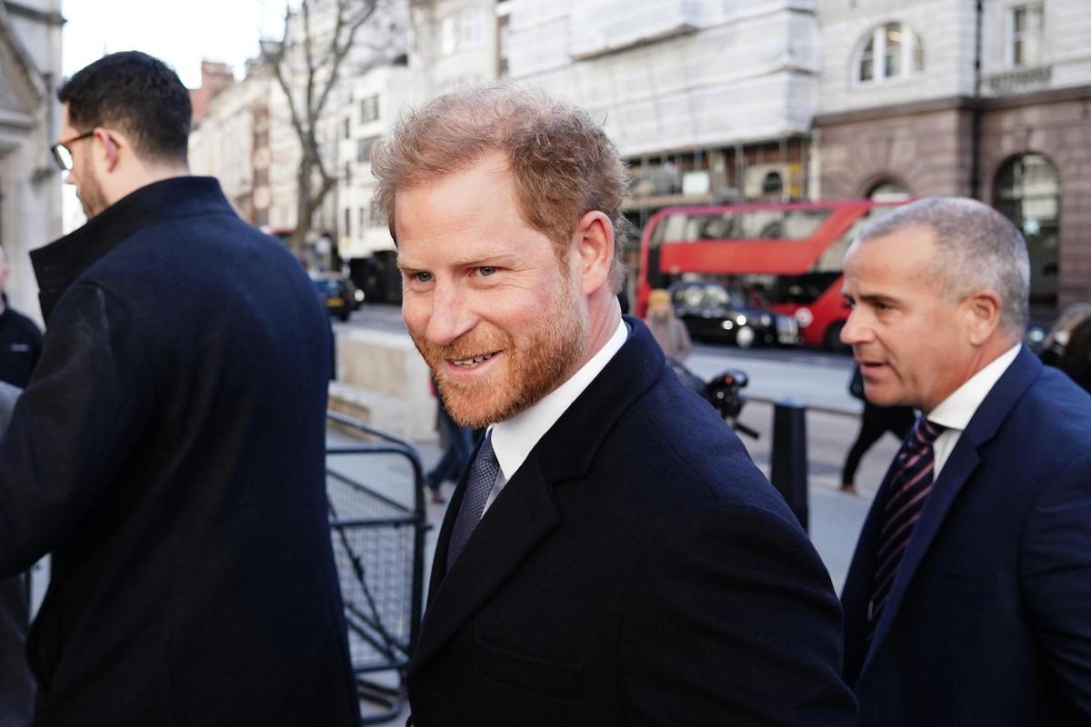 El príncipe Harry reaparece por sorpresa en Londres para comparecer en el juicio contra el 'Daily Mail'