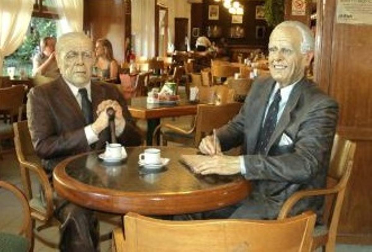 La figuras de cera de Jorge Luis Borges y Adolfo Bioy Casares en la cafetería La Biela de Buenos Aires La figuras de cera de Jorge Luis Borges y Adolfo Bioy Casares en la cafetería La Biela de Buenos Aires