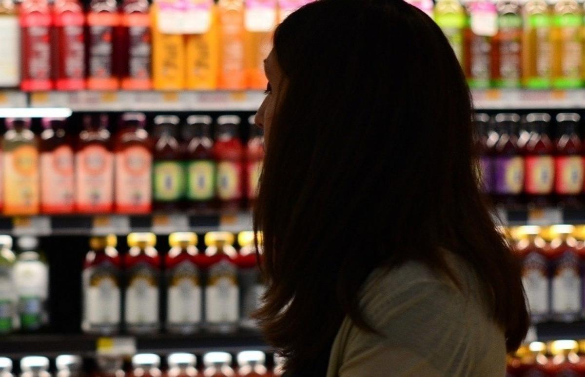 Una mujer en un supermercado.