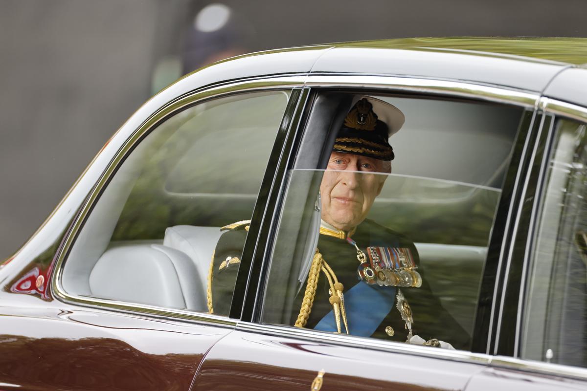 El rey Carlos III se dirige al funeral de estado de la reina Isabel II en Londres el pasado 19 de septiembre.