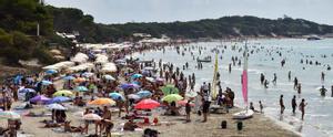 Playa saturada de turistas en Baleares