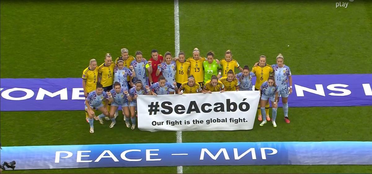 Las jugadoras de España y Suecia extienden la pancarta #SeAcabo.