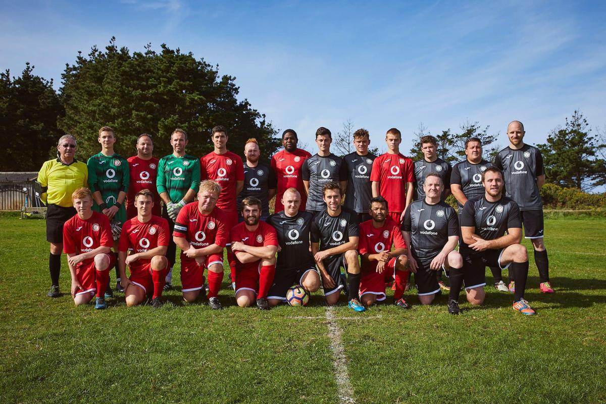 Los jugadores del Woolpack Wanderers y el Garrison Gunners, los dos equipos de la Scilly Islands League.